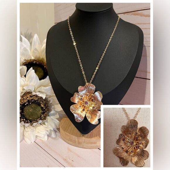Lavender Sweetness Gold-Tone Flower Pendant Necklace NWOT - Picture 1 of 7
